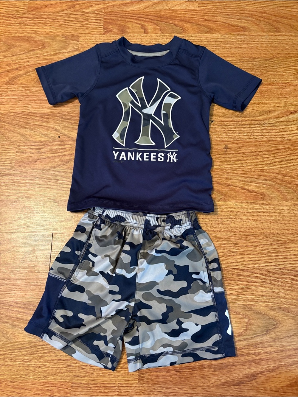 Genuine Merchandise Navy Yankees Short-Sleeve Tee with Camo Logo